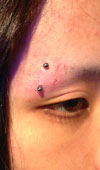 アイブロー　ボディピアス