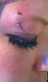 アイブロー　ボディピアス