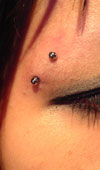 アイブロー　ボディピアス